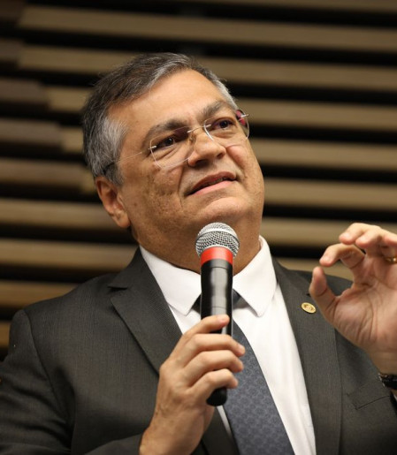 Dino cita Master e determina revisão de regras da CVM