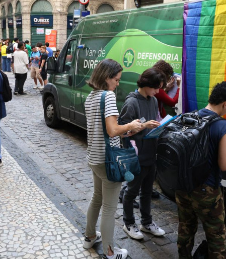 Transexuais e travestis fazem ato no RJ em defesa da democracia