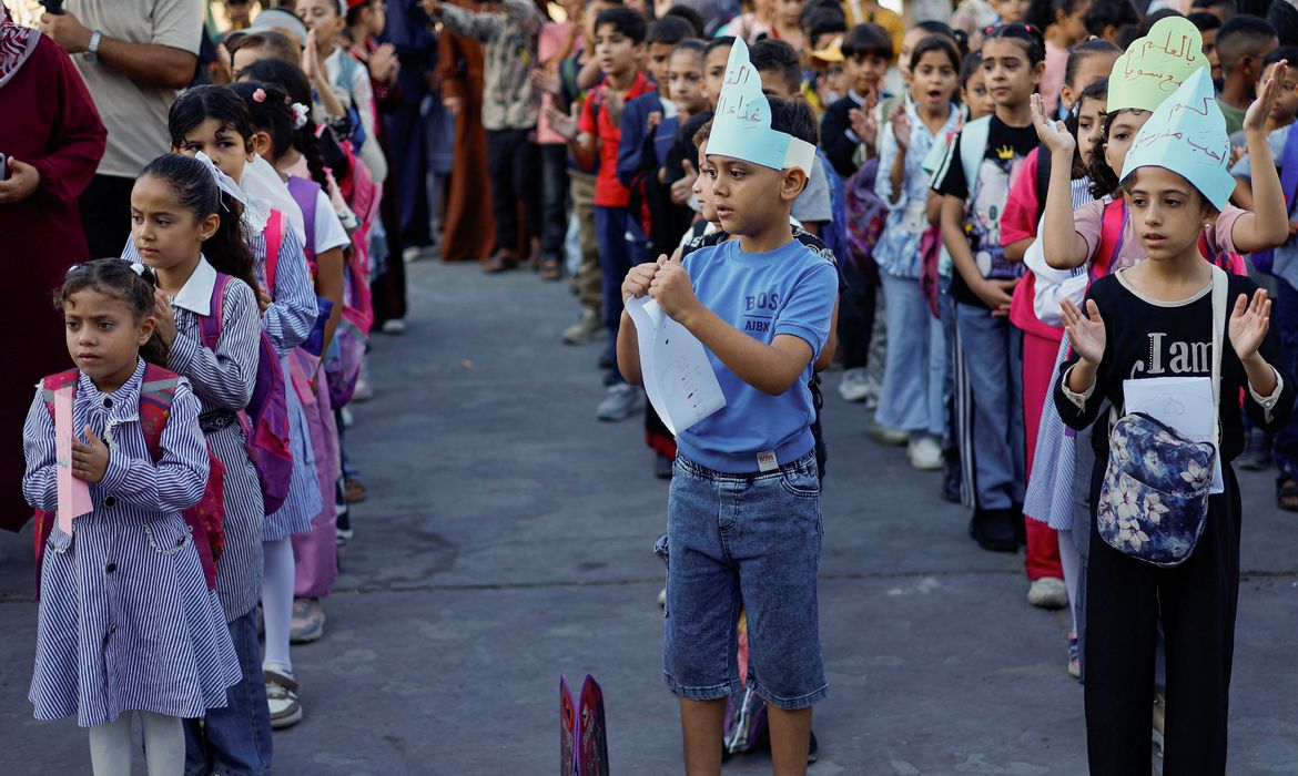 Alunos voltam às aulas presenciais em Gaza depois de três anos