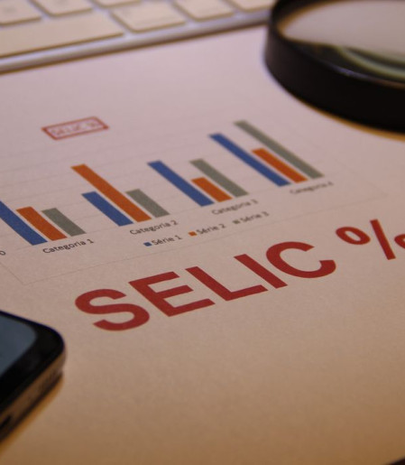 Mercado reduz projeção da Selic para 13,50%