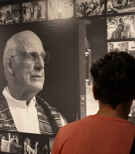 Exposição em SP homenageia padre Júlio e pessoas em situação de rua
