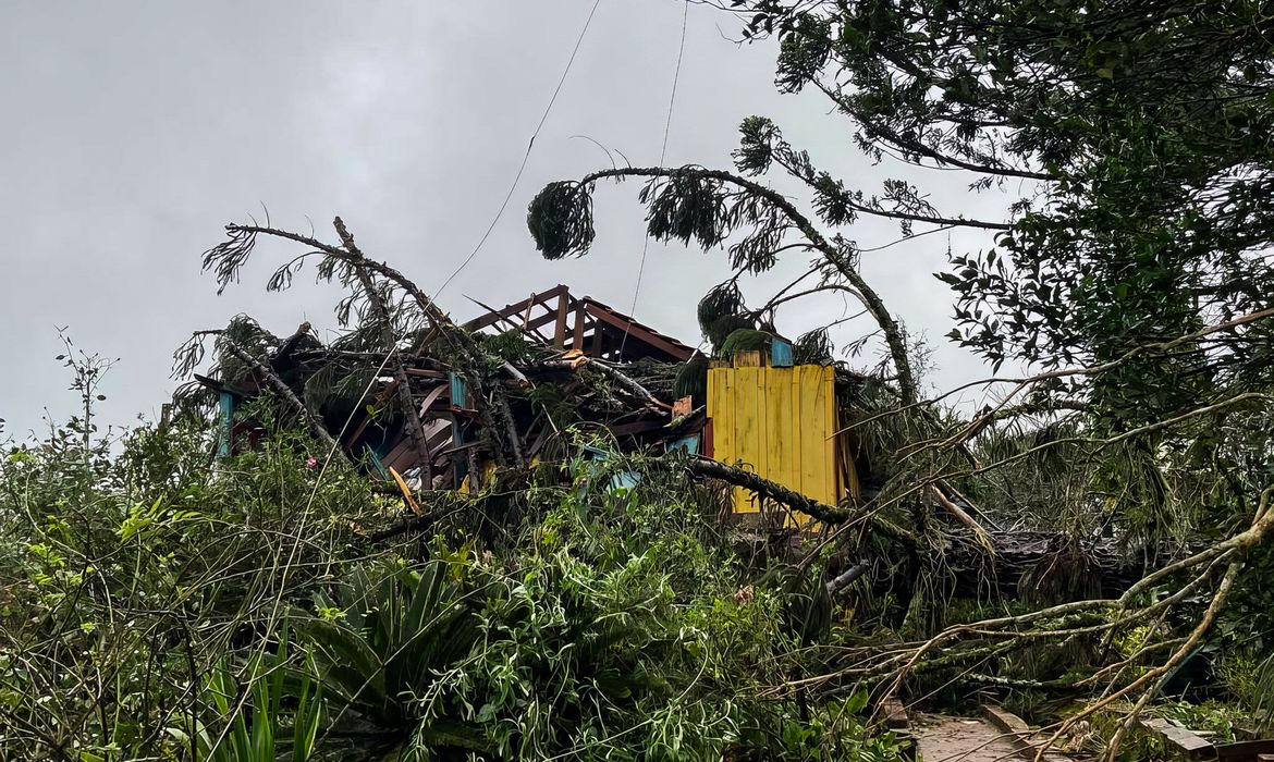 Tempestade, ventos fortes e granizo deixam Região Sul em alerta