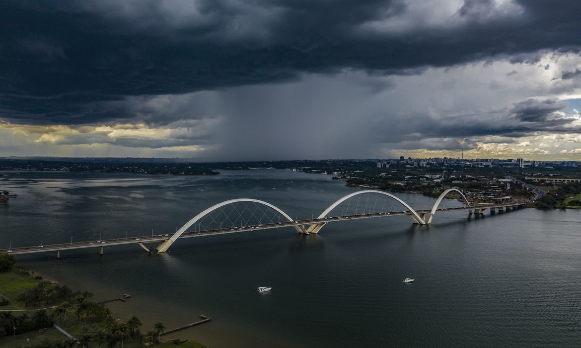Defesa Civil emite alerta de tempestade e rajadas de vento no DF
