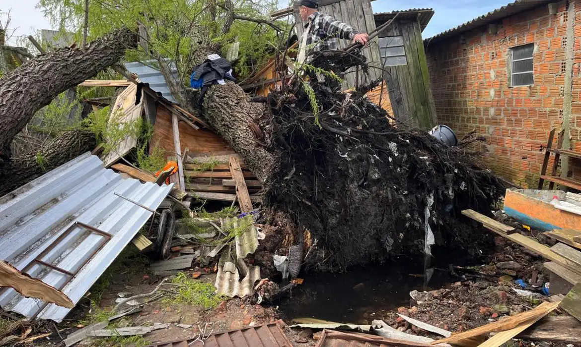 Sobe para quatro o número de mortos em decorrência dos temporais no RS