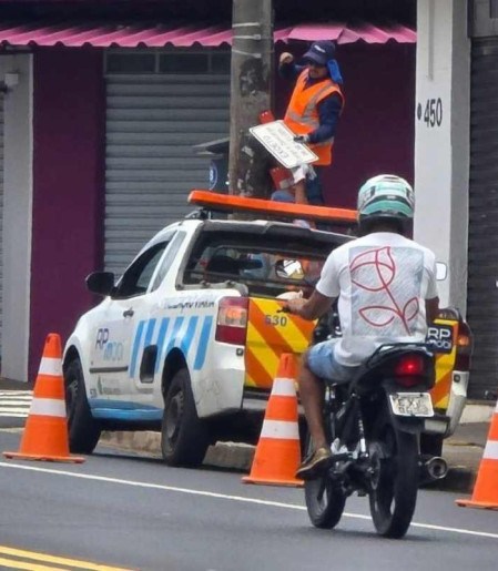 Mudança de placas de identificação na Avenida Dom Pedro I, no Ipiranga