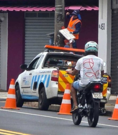 Placas sobre cobrança pelo estacionamento na via serão retiradas