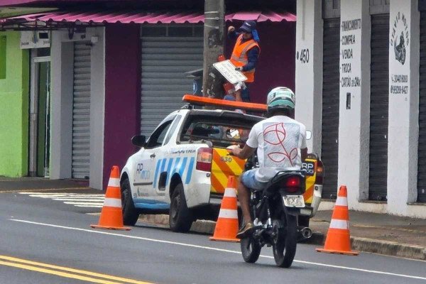 Placas sobre cobrança pelo estacionamento na via serão retiradas