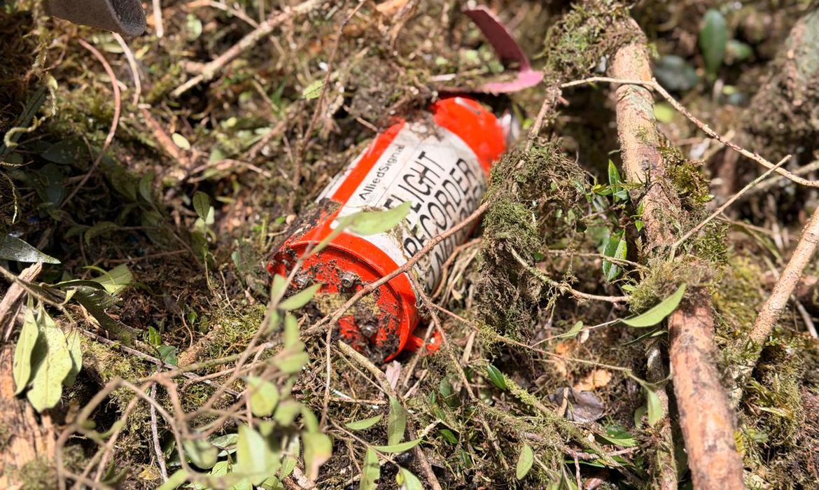 Cenipa recupera caixa-preta de helicóptero que levava cantor Rick