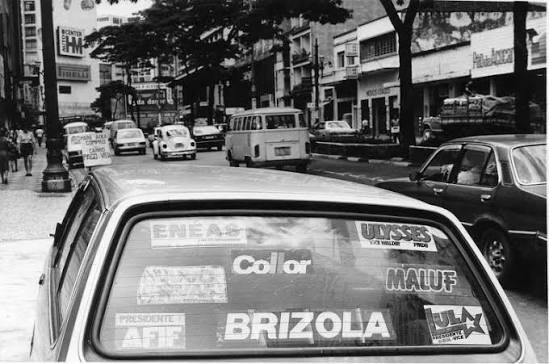 MAIS DO MESMO - Na primeira eleição majoritária de Ribeirão, veículo é flagrado com adesivos dos principais candidatos no pleito de 1989 na região central da cidade. Foram 22 candidatos, dentre os quais Lula (PT) e Fernando Collor (PRN), que avançaram ao segundo turno. Em Ribeirão, como de resto no País, Collor foi o primeiro eleito pós-ditadura
