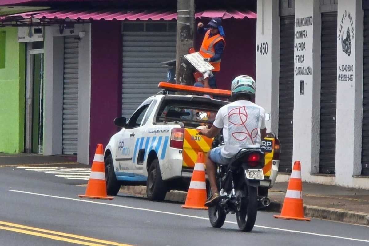 Placas sobre cobrança pelo estacionamento na via serão retiradas