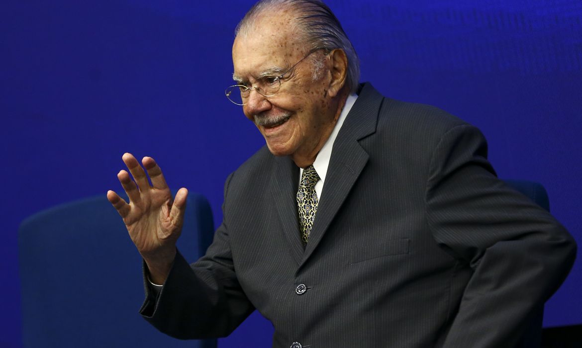 Sarney é internado no Sírio-Libanês para tratar pneumonia