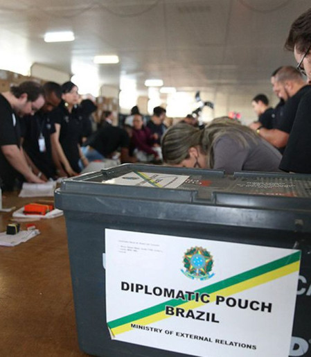 Quase 1 milhão de brasileiros no exterior poderão votar nas eleições