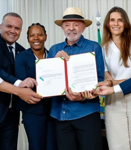 Lula sanciona  lei de incentivo ao desenvolvimento do futebol feminino
