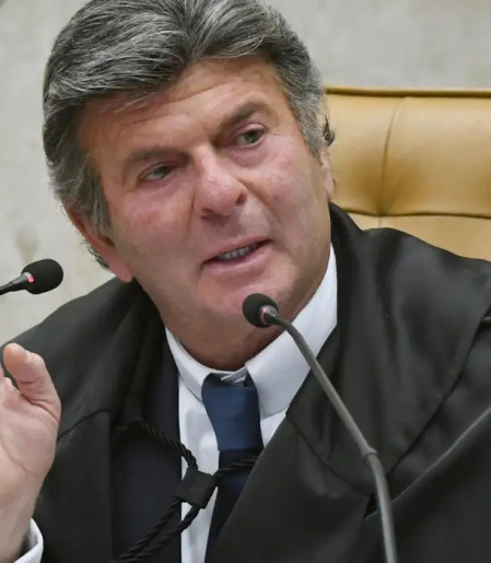Fux suspende decisão de Dino que restabelecia posts de Nossa Senhora