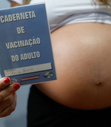 Resistência às vacinas contra gripe e covid coloca gestantes em risco
