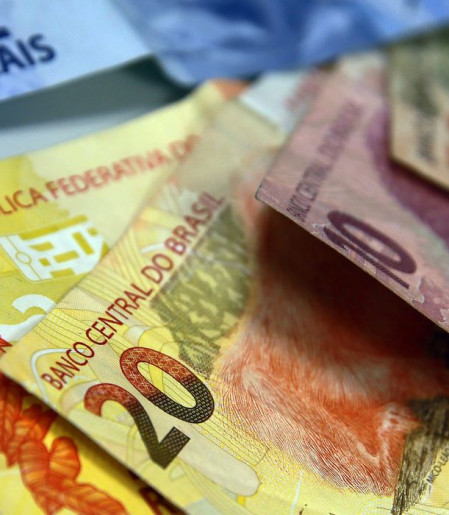 Juros para famílias sobem em agosto e inadimplência chega a 6%