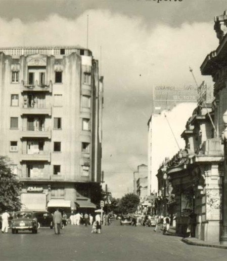 CHARME NO CENTRO - Vista privilegiada do Edifício Diederichsen, na região central de Ribeirão Preto, retratando o início dos anos 1950. No chamado Quarteirão Histórico, é possível ver também área de estacionamento em frente à esplanada do Theatro Pedro II e da Praça XV e, à frente, as ruas centrais da cidade, notadamente a General Osório, onde hoje existe o calçadão.