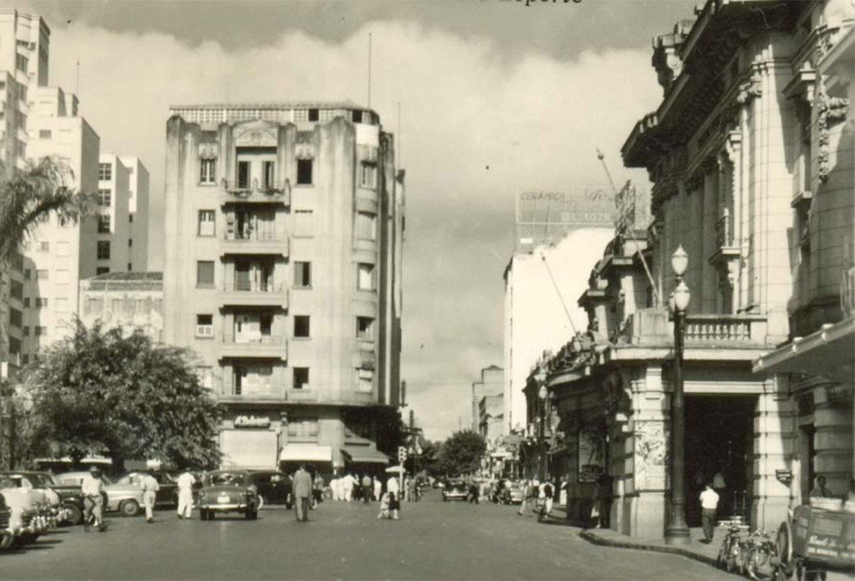 CHARME NO CENTRO - Vista privilegiada do Edifício Diederichsen, na região central de Ribeirão Preto, retratando o início dos anos 1950. No chamado Quarteirão Histórico, é possível ver também área de estacionamento em frente à esplanada do Theatro Pedro II e da Praça XV e, à frente, as ruas centrais da cidade, notadamente a General Osório, onde hoje existe o calçadão.