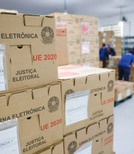 Tribunais distribuem urnas e preparam sessões para eleição