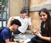 Menos numerosos em 2026, adolescentes exercem direito ao voto
