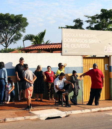 Analfabetos e ex-alunos votam sob emoção em escola que já foi curral