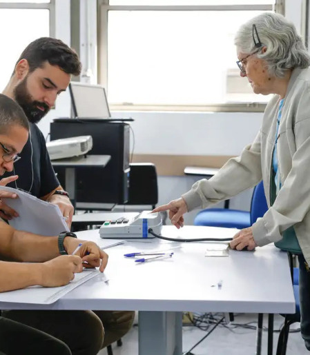 Eleitores do Rio seguem em fila de votação até depois das 19h  