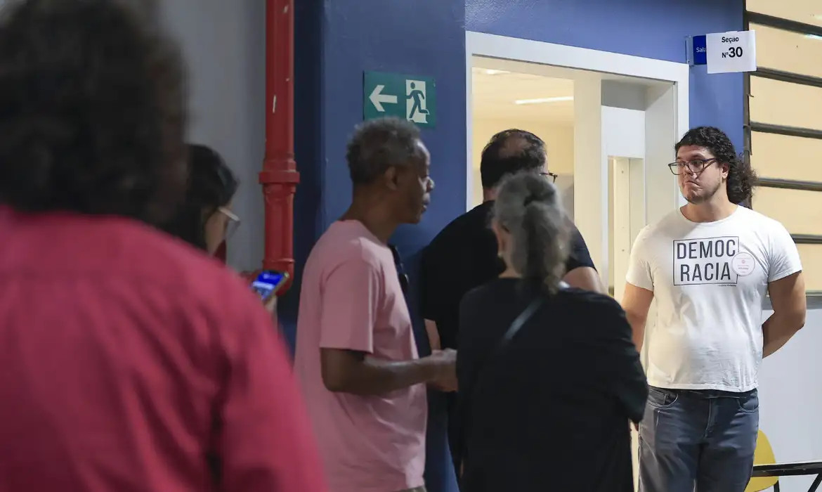 Eleitores têm até as 17h para votar neste domingo 