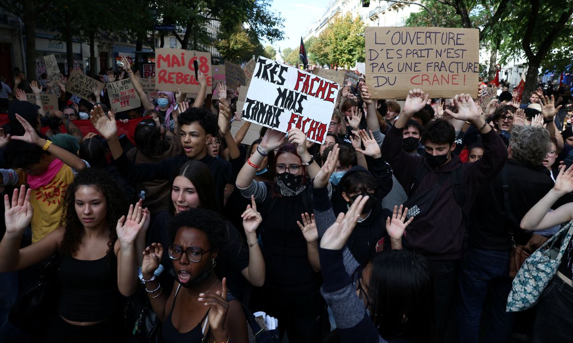 Alunos e professores protestam na França no maior dia de mobilização