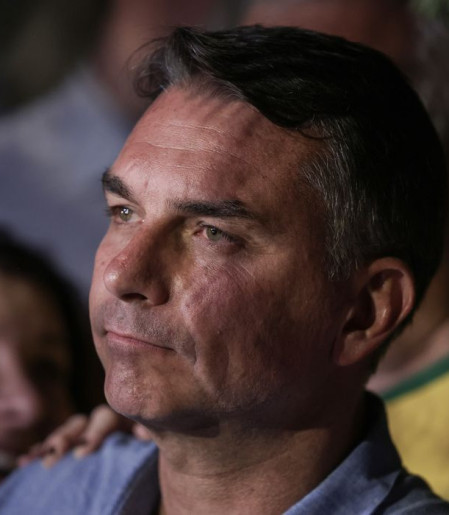 Mendonça multa Flávio por impulsionar post negativo contra Lula