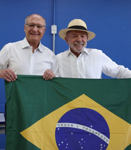 Mendonça dá 24h para remoção de posts sobre Lula e bandeira do Brasil 