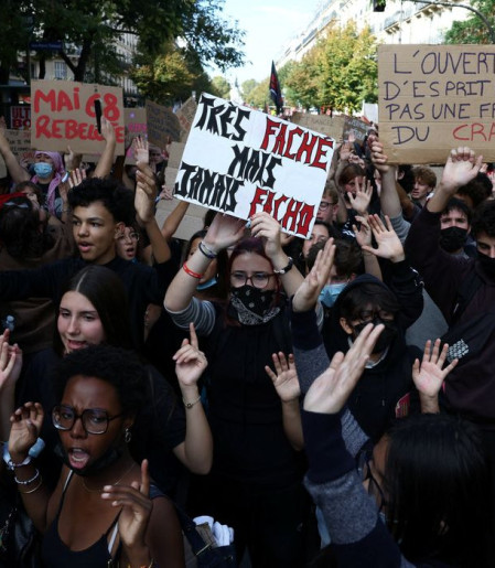 Alunos e professores protestam na França no maior dia de mobilização