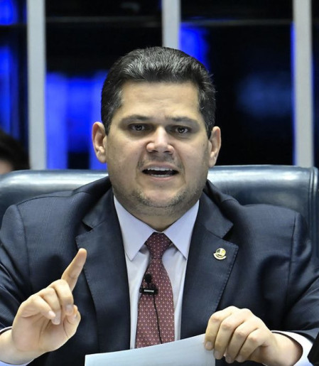 Alcolumbre anuncia sessões para discutir e votar fim da escala 6x1