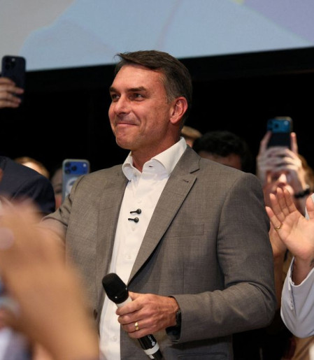 Flávio Bolsonaro recebe apoio de partidos e fala em mudar Constituição