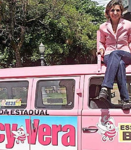 RECORDE - Então candidata à Assembleia Legislativa, a vereadora Dárcy Vera, em sua kombi rosa, durante a campanha eleitoral que a tornaria a mulher mais votada de Ribeirão Preto para um cargo legislativo, com 140.702 votos, recorde só superado por Duda Hidalgo (PT), nestas eleições. Na ocasião, a ex-prefeita, afastada do cargo sob acusações de corrupção em 2016, ficou em oitavo lugar entre os mais votados do Estado.