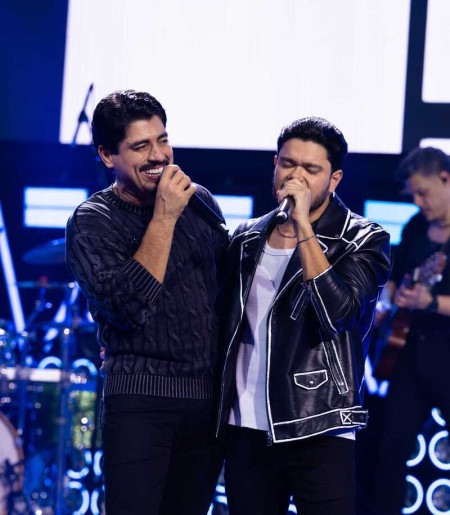 Dona de um dos hits do momento, dupla tem show neste domingo em RP
