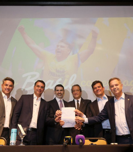 Flávio Bolsonaro recebe apoio de governadores eleitos e Cury