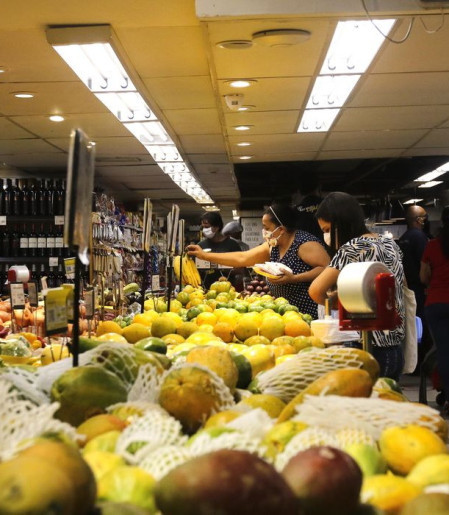 INPC, inflação que corrige salários, acumula 4,29% em 12 meses