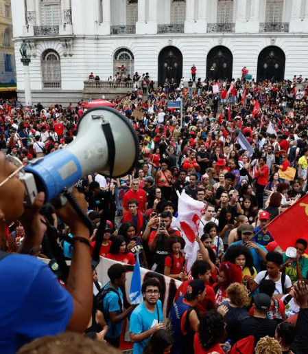 Estudantes fazem atos pelo país em apoio a Lula