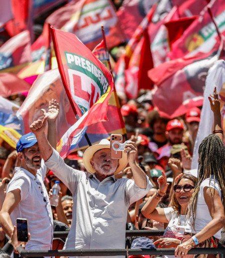 Brasil não será governado por sócios do Banco Master, diz Lula em ato