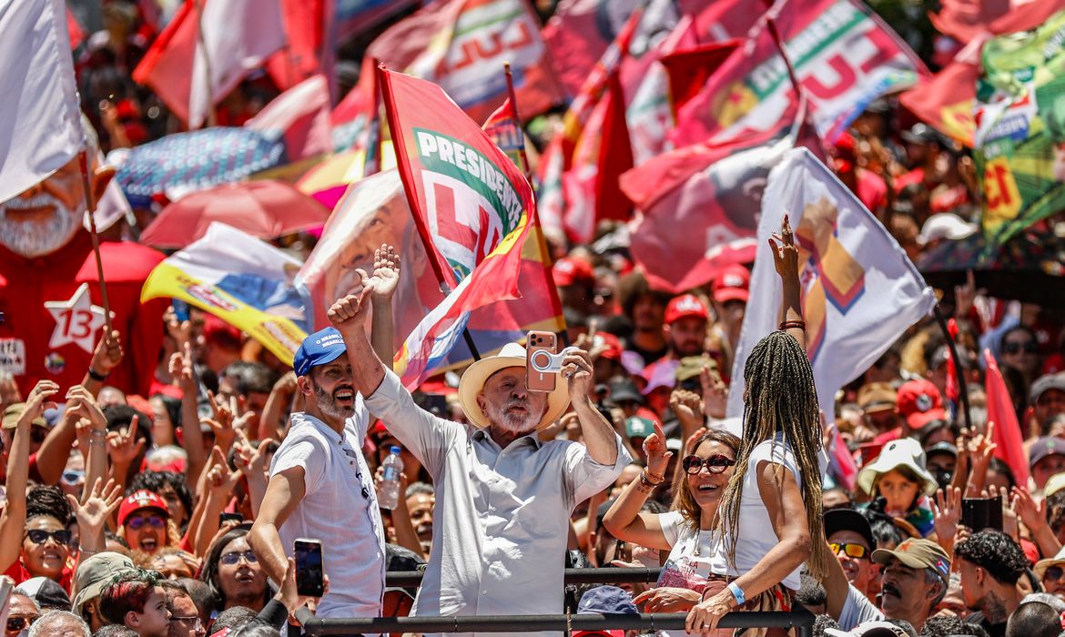 Brasil não será governado por sócios do Banco Master, diz Lula em ato