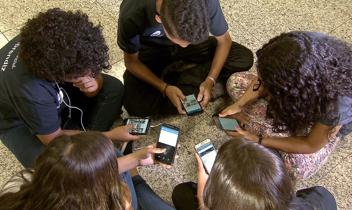 Pesquisa mostra que 82% são contra crianças de até 3 anos com celular