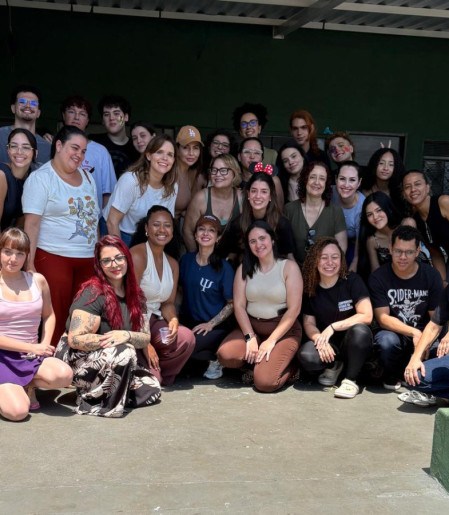 Turma da Psico-Unip detalhe Corrdenadora Cris Crniel ao centro Carol Castanho e Tha&iacute;s Junquiera com a alunas da Psicologia