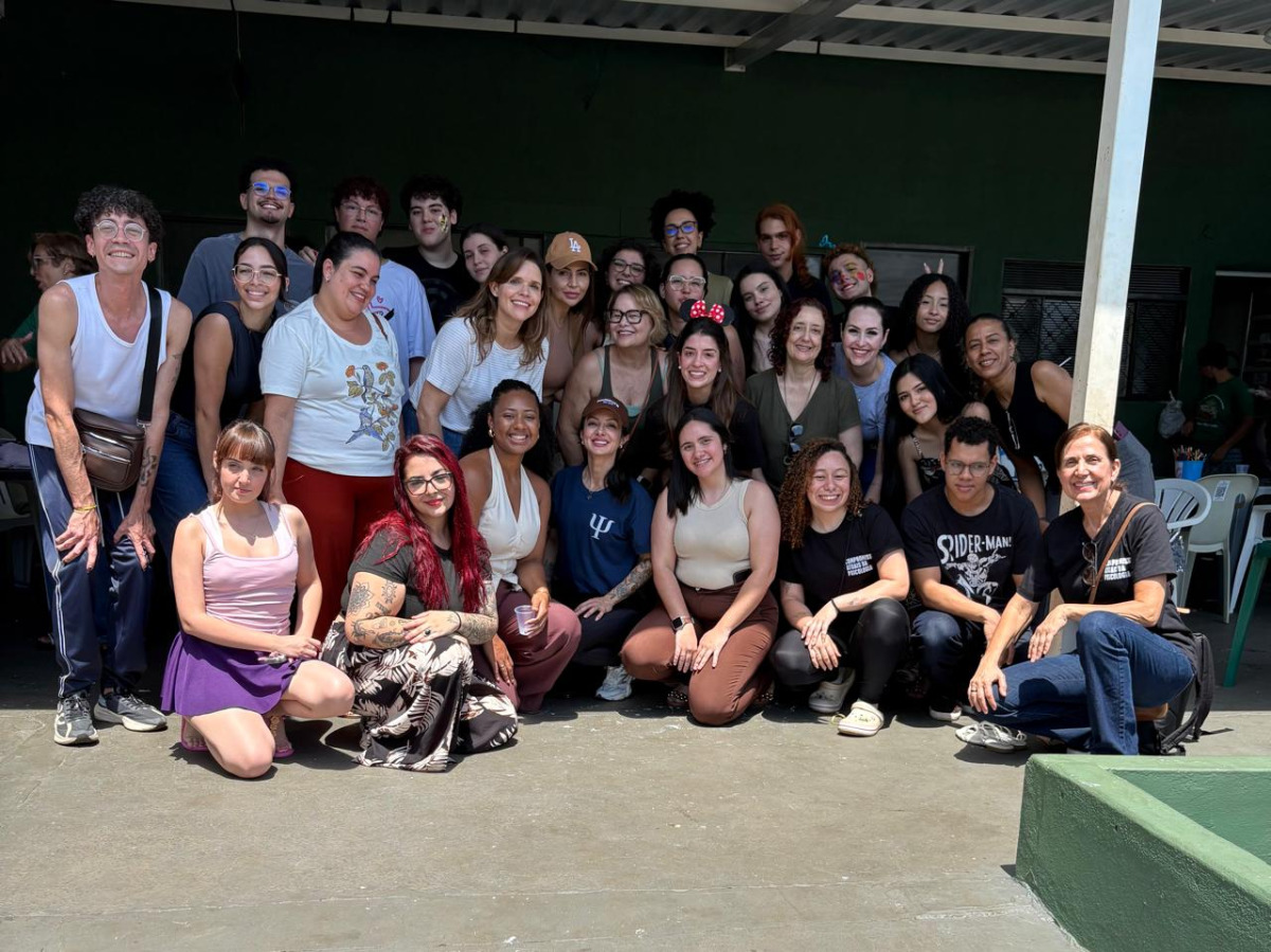 Turma da Psico-Unip detalhe Corrdenadora Cris Crniel ao centro Carol Castanho e Tha&iacute;s Junquiera com a alunas da Psicologia