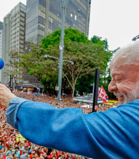 Ato pela reeleição de Lula leva milhares à Avenida Paulista