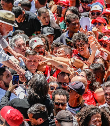 Lula afirma que PT entrará na Justiça contra suspensão de canal