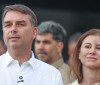 Flávio Bolsonaro participa de missa na Catedral de Brasília