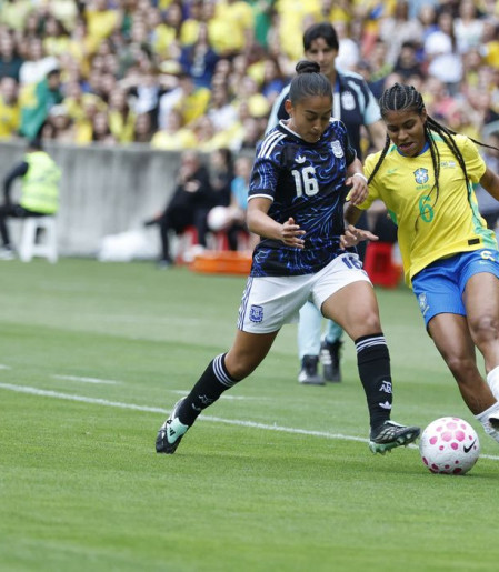 Após cortes, seleção feminina chega a Recife para encarar Argentina