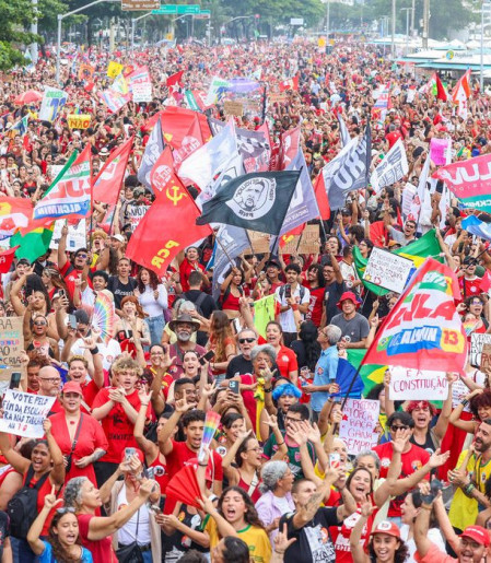 Milhares ocupam Copacabana em ato pela democracia e em apoio a Lula 
