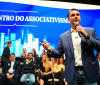 Flávio faz visita ao pai em prisão domiciliar e recebe apoios em SP