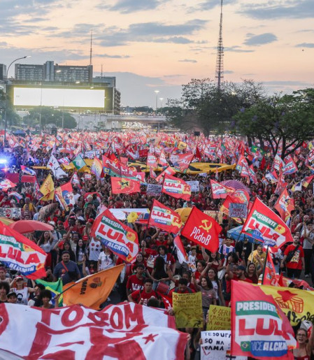 Milhares de estudantes tomam a Esplanada em apoio a Lula